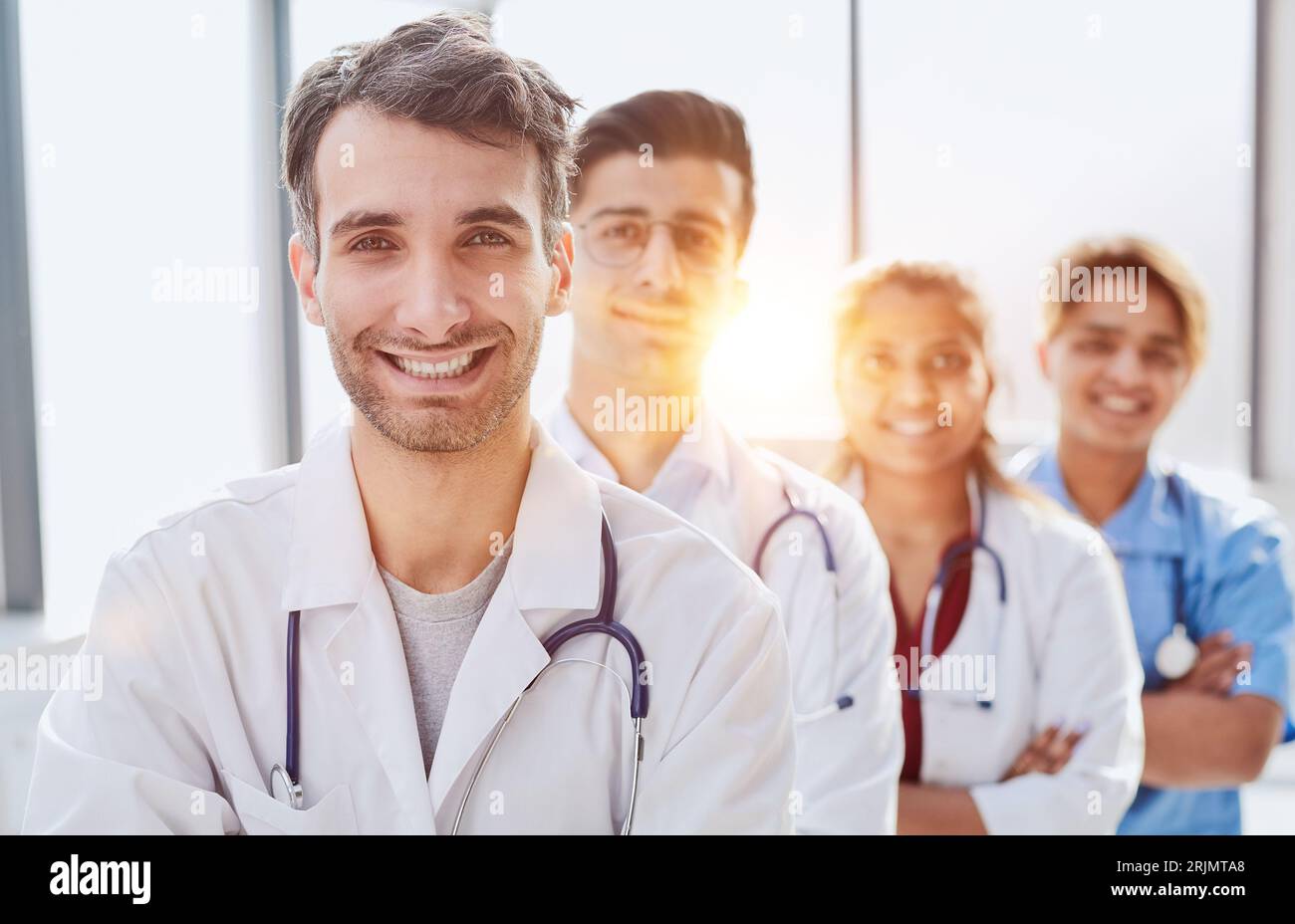 portrait d'un groupe multiethnique de médecins debout dans une rangée Banque D'Images