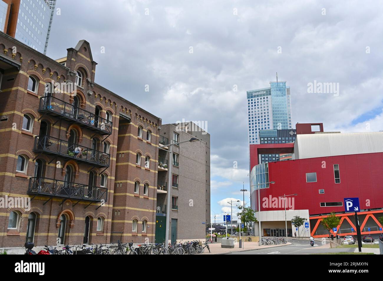 Façade rouge du nouveau Luxor Theater à Rotterdam vu depuis le parking sur Otto Reuchlinstraat. Banque D'Images