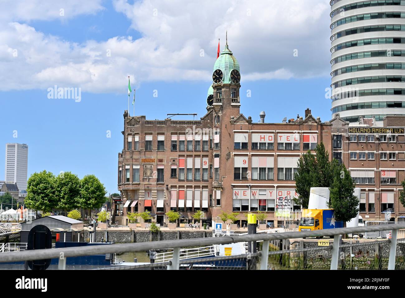 Hôtel NewYork au Koninginnenhoofd sur le Kop van Zuid à Rotterdam. Un emplacement de jetée pour les bateaux-taxis en face Banque D'Images