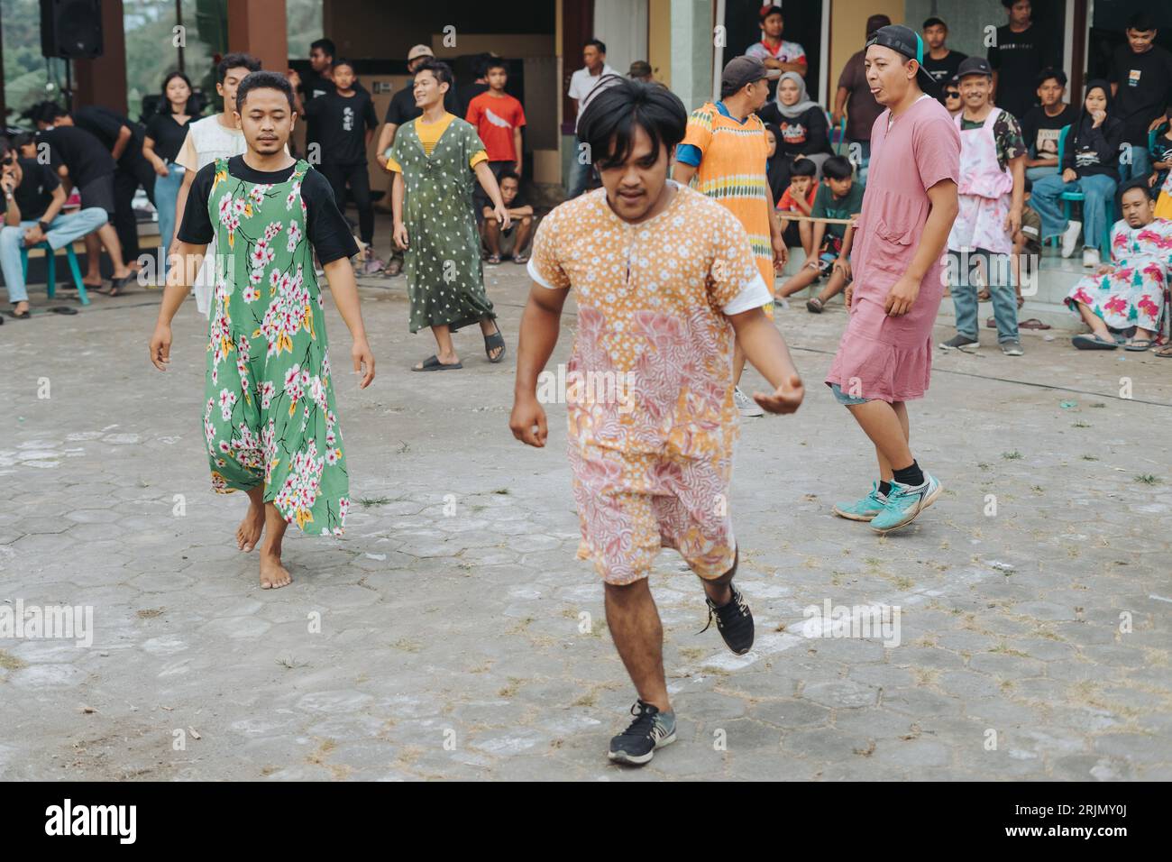 Hommes jouant à une compétition de football vêtus de déshabillés célébrant le jour de l'indépendance de l'Indonésie à Semarang, Indonésie - 13 août 2023. Banque D'Images