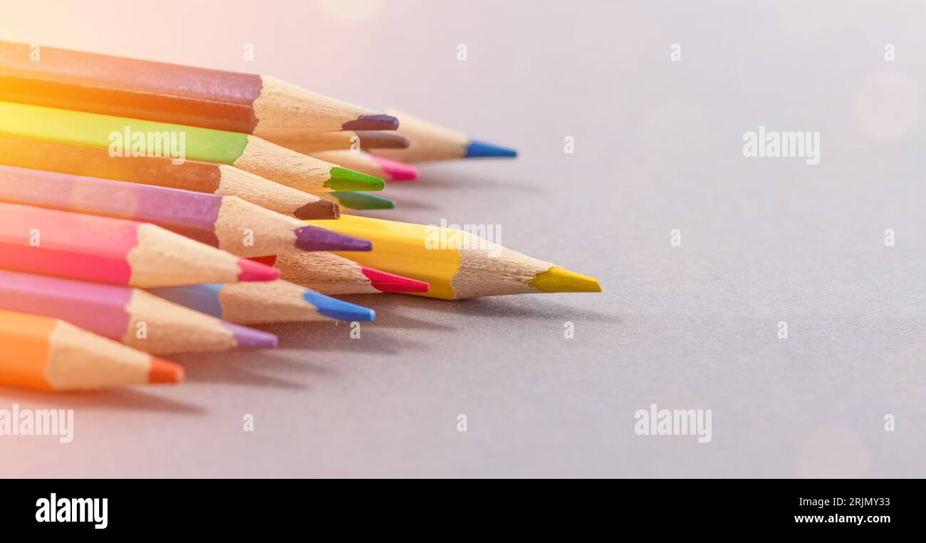 Bouquet de crayons de couleur prêts à être utilisés. Concept scolaire. Shellow DOF, concentrez-vous sur le crayon jaune au premier plan. Banque D'Images