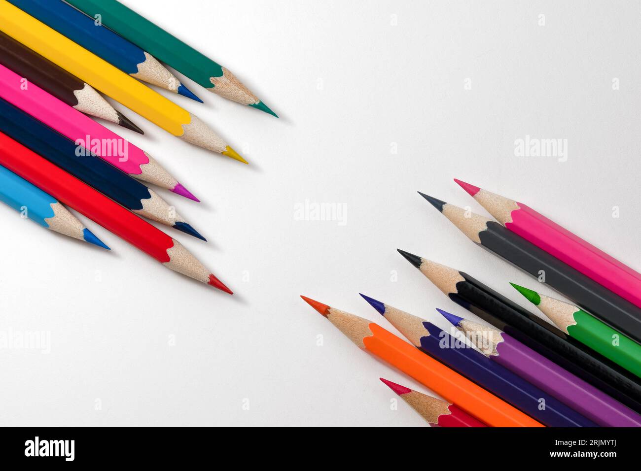 Crayons de couleur isolés sur blanc. Espace de copie et pose à plat. Concept de retour à l'école. Banque D'Images