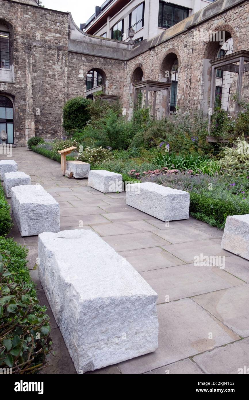 Joseph Bazalgette pierres enlevées pour permettre le super système d'égout Tideway au jardin de Christchurch pour des sièges dans la ville de Londres Royaume-Uni 2023 KATHY DEWITT Banque D'Images