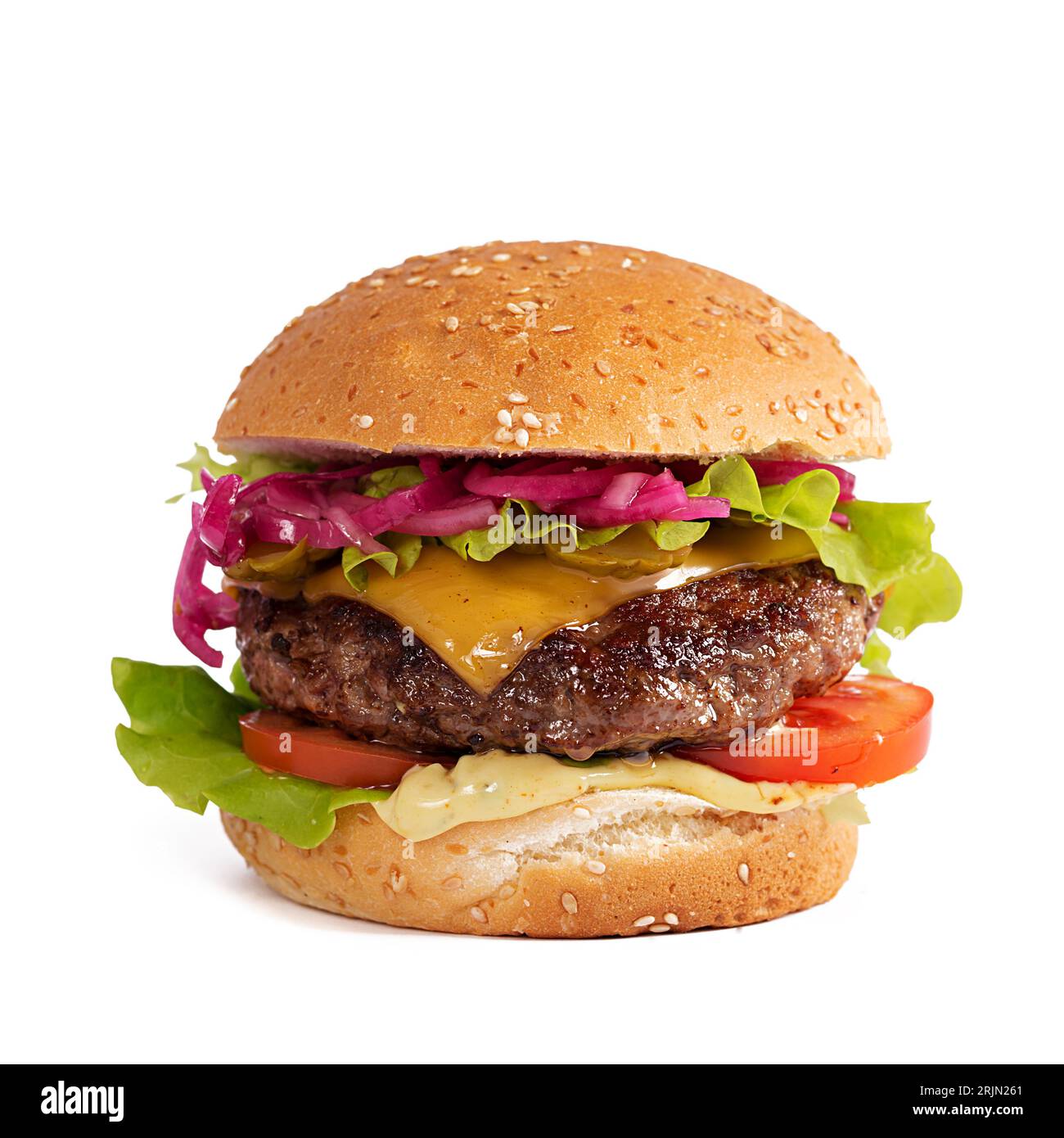 Hamburger de bœuf. Cheeseburger avec hamburger de boeuf, tomates, fromage, concombre mariné et laitue isolé sur fond blanc Banque D'Images