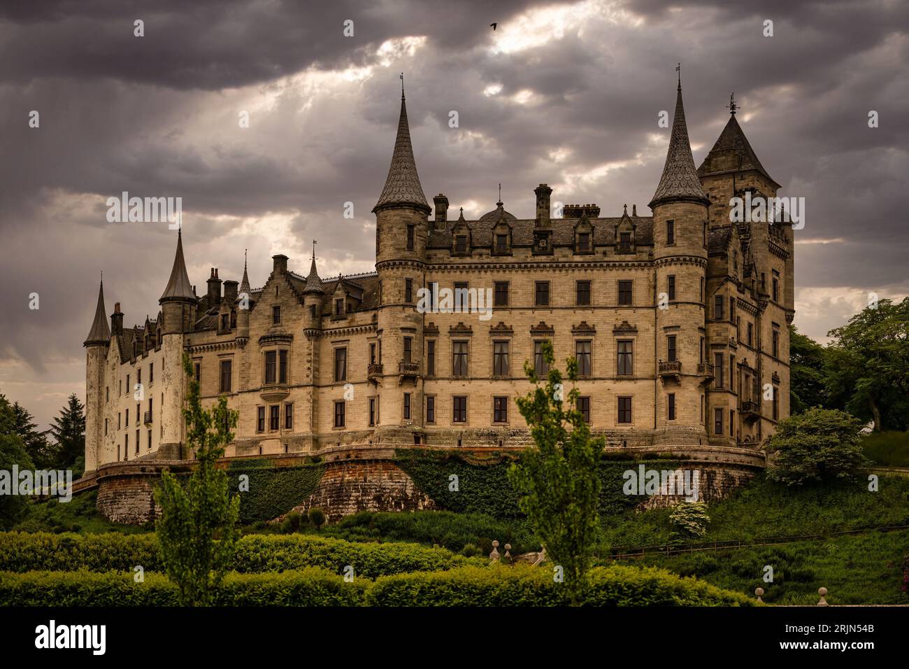 L'arrière du château Dunrobin dans Sutherland Ecosse avec des nuages d'orage sombres au-dessus Banque D'Images