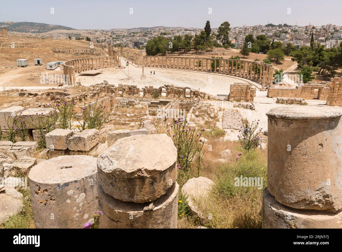 La place ovale, vue depuis le temple de Zeus, dans l'ancienne ville gréco-romaine de Gerasa dans l'actuel Jerash, gouvernorat de Jerash, nord de la Jordanie Banque D'Images