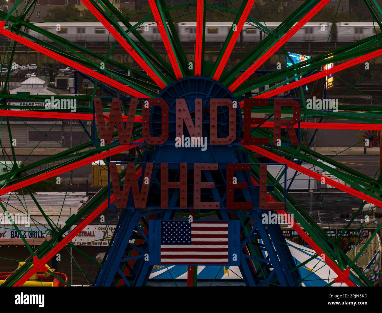 Une vue aérienne de la Wonder Wheel à Coney Island à Brooklyn, par un matin nuageux et brumeux. Banque D'Images