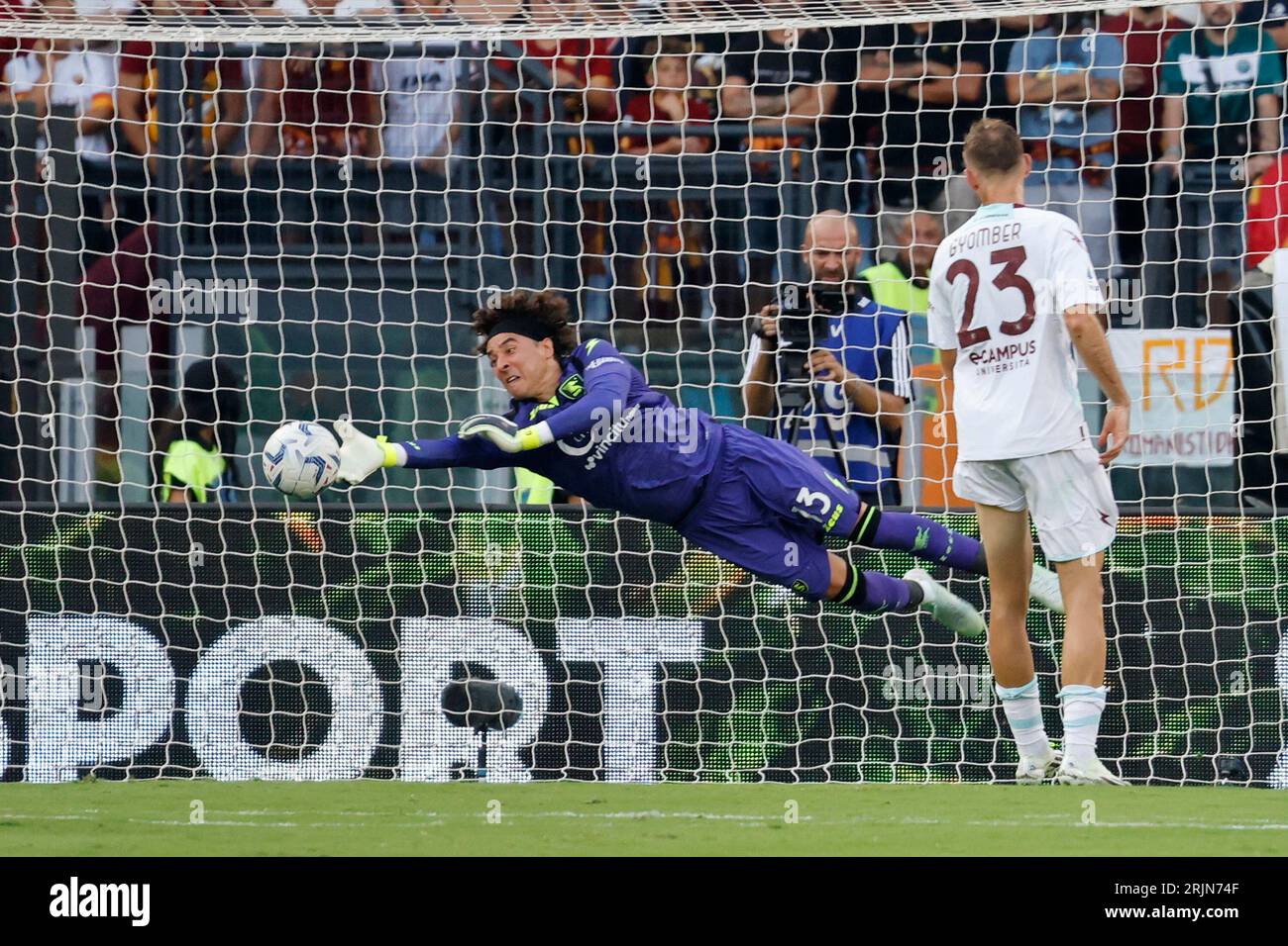 Rome, Italie, 20 août 2023. Guillermo Ochoa, à gauche, gardien de but de Salernitana, sauve le ballon lors du match de championnat italien de Serie A entre Roma et Salernitana au Stade Olympique Banque D'Images