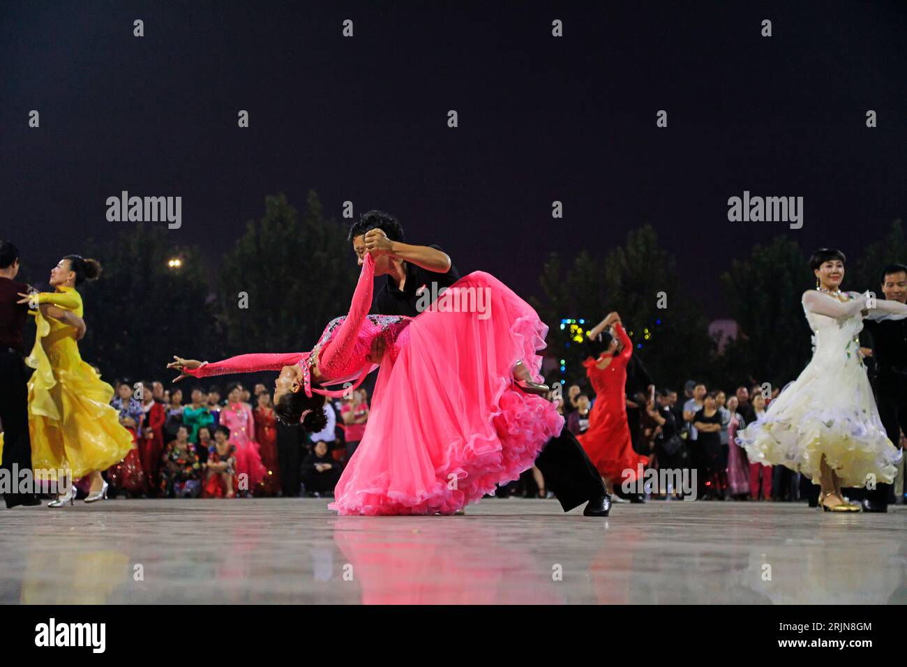 COMTÉ de LUANNAN, Chine - 20 septembre 2018 : spectacle de danse sociale sur la place la nuit, COMTÉ de LUANNAN, province du Hebei, Chine Banque D'Images