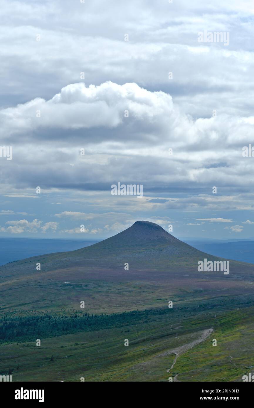 Vue lointaine de la montagne Städjan avec végétation climatique de toundra avec couverture nuageuse dans Dalarna Suède Banque D'Images