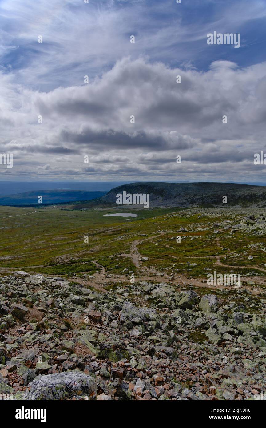 Au milieu de la nature scandinave, vue surélevée du pic de montagne rocheux ou vue sur affleurement du paysage de la vallée de la toundra et de la montagne avec le paysage nuageux Banque D'Images