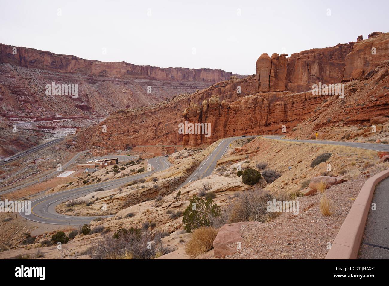 Une route sinueuse, avec de gros rochers de chaque côté du chemin dans le parc national des Arches. Utah, États-Unis. Banque D'Images