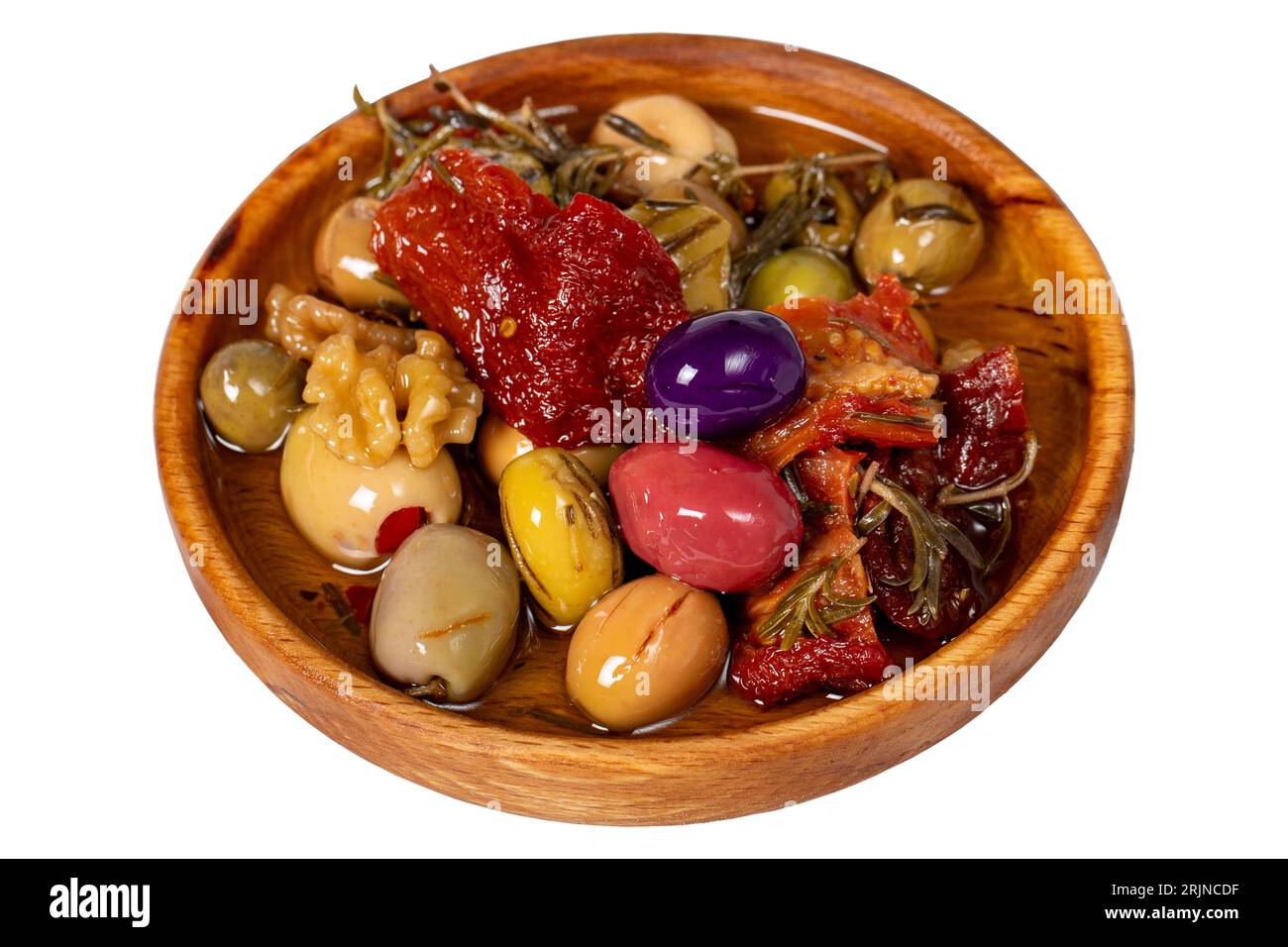 Salade d'olives dans un bol en bois. Olives mélangées isolées sur fond blanc. Cuisine méditerranéenne. nourriture végétalienne Banque D'Images