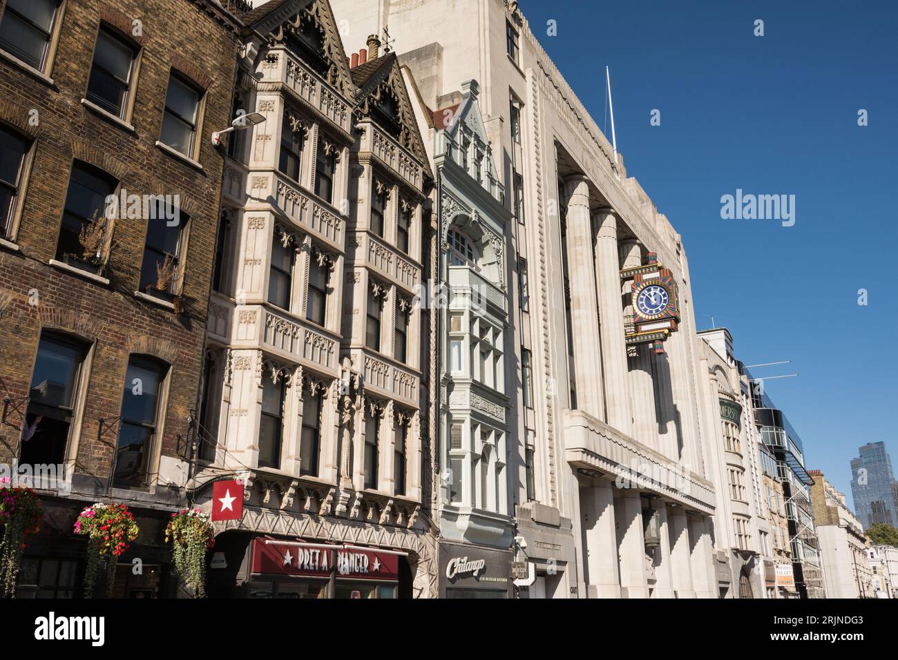 L'horloge ornementale de Peterborough House, l'ancien bâtiment du Daily Telegraph sur Fleet Street, Londres, Angleterre, Royaume-Uni Banque D'Images