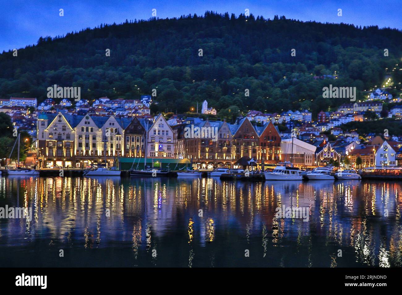 Architecture du port de Bergen la nuit avec réflexion de la lumière Banque D'Images