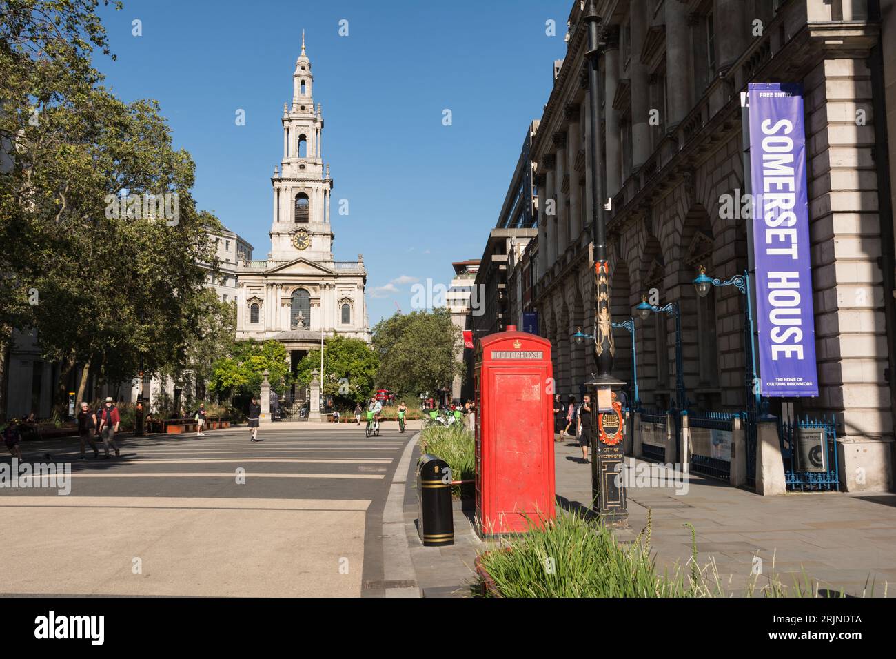 Le Strand nouvellement piétonnisé et Sir Christopher Wren's St Clement Danes Church et King's College London, Strand, Londres, Angleterre, Royaume-Uni Banque D'Images