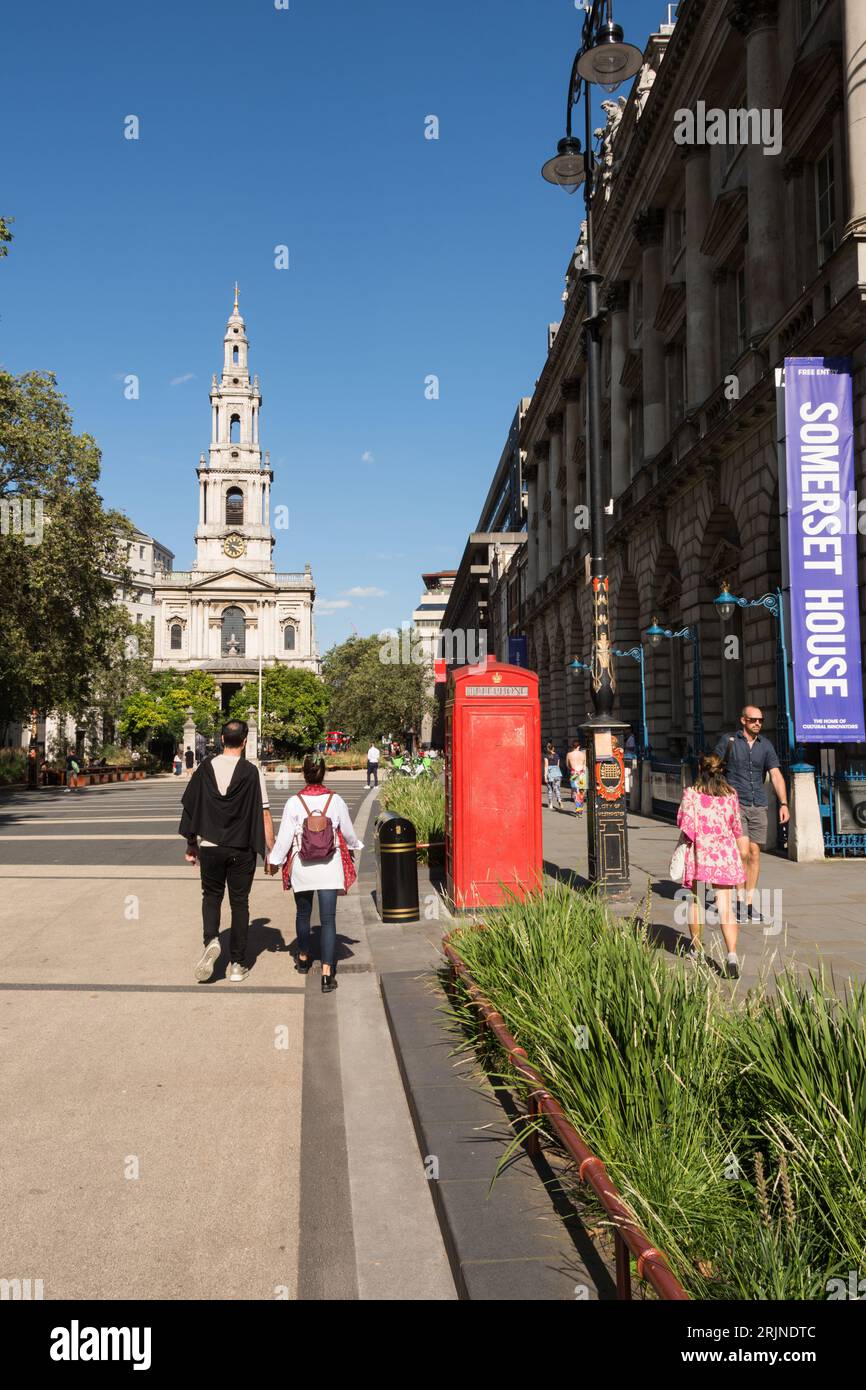 Le Strand nouvellement piétonnisé et Sir Christopher Wren's St Clement Danes Church et King's College London, Strand, Londres, Angleterre, Royaume-Uni Banque D'Images