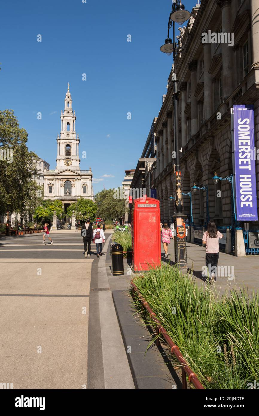 Le Strand nouvellement piétonnisé et Sir Christopher Wren's St Clement Danes Church et King's College London, Strand, Londres, Angleterre, Royaume-Uni Banque D'Images