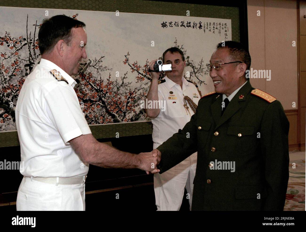 Bildnummer : 50921721 Datum : 01.09.2005 Copyright : imago/Xinhua CAO Gangchuan (re., CHN/Chinesischer Verteidigungsminister) empfängt Russ Shalders (AUS/Vizeamiral der australichen Navy) in Pékin, Personen ; 2005, Pékin, Pressetermin, Politiker, serrer la main, Shakehands, Hände schütteln, Amiral; , quer, Kbdig, Gruppenbild, fermer, internationale Politik, Politik, Chine, Randbild, Militaer, Staat, les gens Banque D'Images