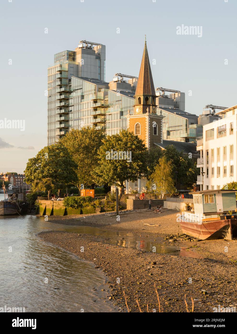 St Mary's Church and the River Thames, Battersea Church Road, Battersea, Londres, SW11, Angleterre, Royaume-Uni Banque D'Images