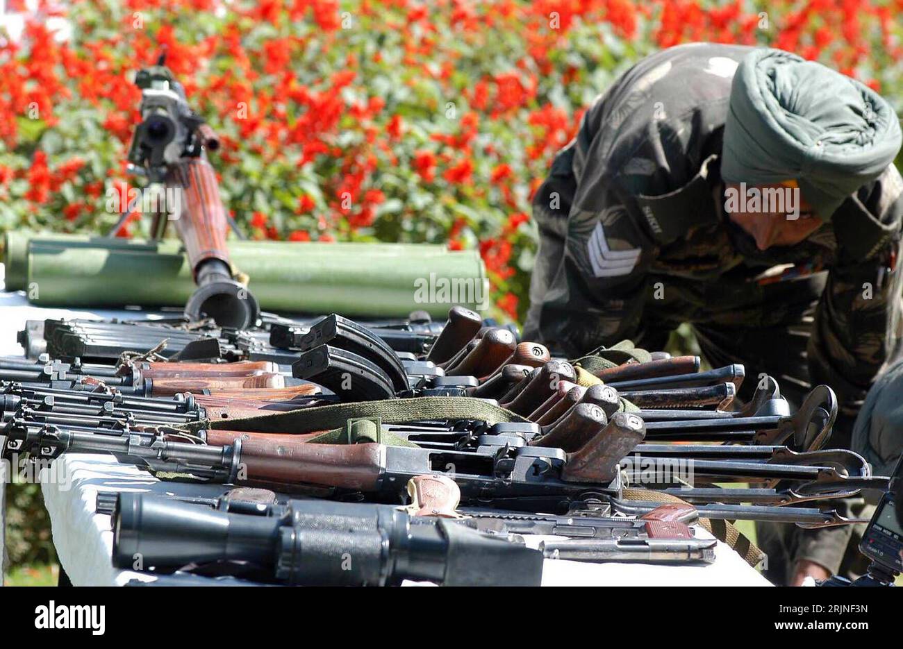 Bildnummer : 50924055 Datum : 19.09.2005 Copyright : imago/Xinhua Soldat der Indischen Armee hinter beschlagnahmten Schusswaffen in Srinagar - Kashmirkonflikt, Personen ; 2005, Srinagar, Shrinagar, Shrinagar, Schrinagar, Kasmir, Kaschmir, Kashmir, Konflikt, Kashmirkonflikt, Kaschmirkonflikt, Kasmirkonflikt, Streitkraft, Streitkräfte, indische, Waffe, Waffen, Schusswaffe, Schusswaffen, Gewehr, Gewehre, MP, Maschinengewehr, Maschinengewehre, Soldaten ; , quer, Kbdig, Einzelbild, Inde, , Militaer, Staat, - PUBLICATIONxNOTxINxCHN Banque D'Images