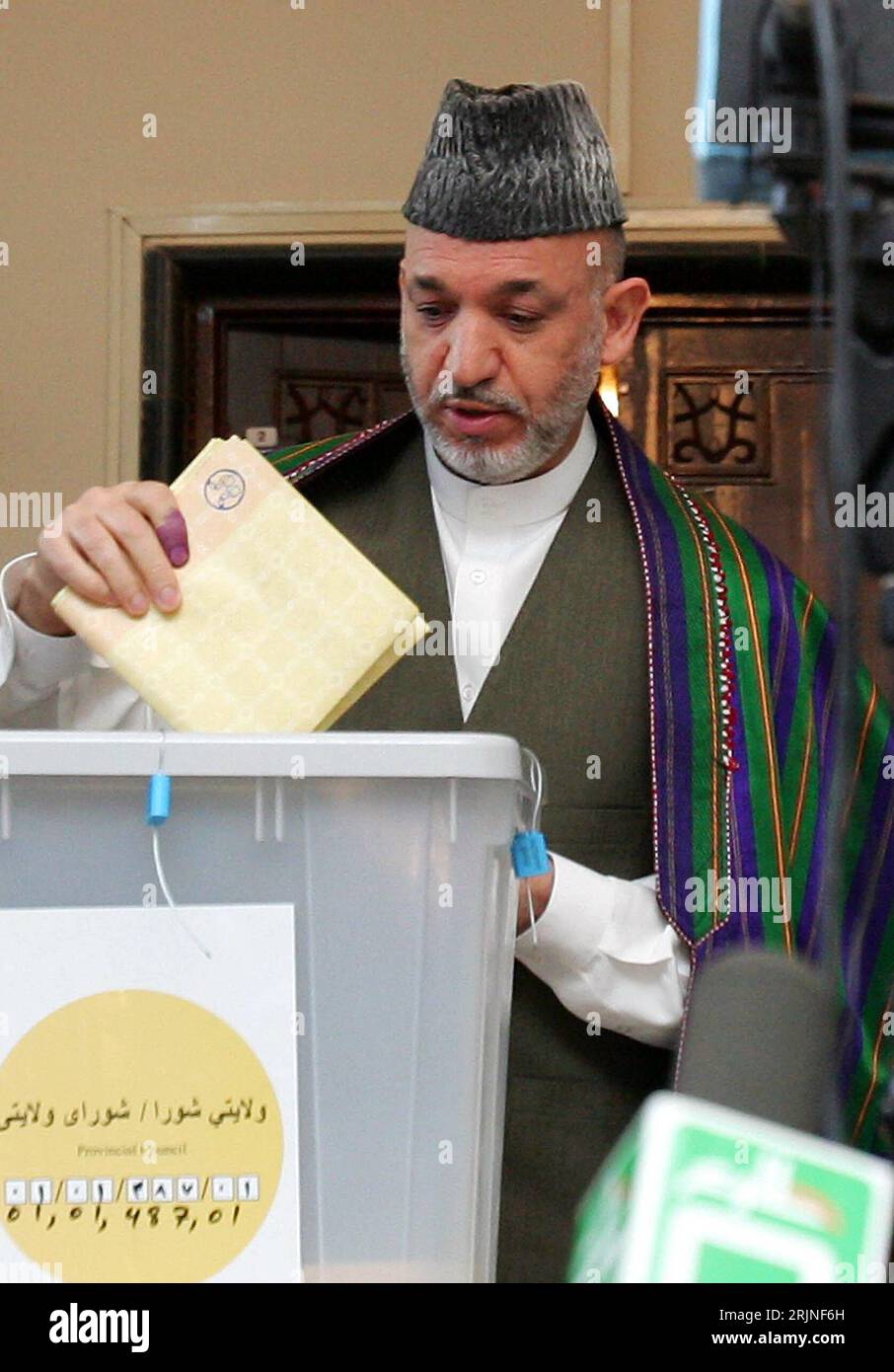 Hamid Karzai (AFG/Präsident Islamische Republik Afghanistan) wirft seinen Wahlzettel in die urne anlässlich der Parlaments- und Provinzratswahlen in Kaboul - Afghanistan Banque D'Images