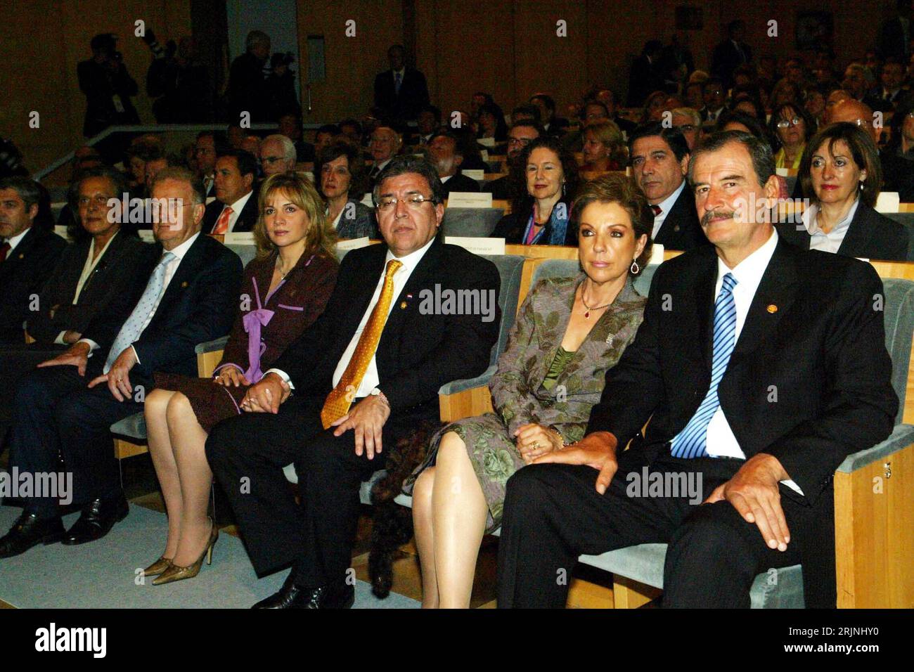 Bildnummer : 50950023 Datum : 14.10.2005 Copyright : imago/Xinhua Vicente Fox Quesada (vorn re., MEX/Präsident Mexiko) mit seineur Ehefrau Marta Sahagun (vorn 2.v.re. Präsident, MEX) sowie Nicanor Duarte Frutos (vorn 3.v.re., par/Eröffnungszeremonie Republik Paraguay) mit seinfrau Gloria Maria PENAYO (vorn 4.v.v.re., SOMMET IBÉRO der Salamanca) anlässlich, SOMMET IBÉRO, Salamanca 15e IONXINxin 2005. Versammlung, Treffen, 15. Ibero-Amerikanisches, Amerikanischer, Gipfel, Iberoamericana, Cumbre Iberoamericana, Eröffnung, Eröffnungen, Präsident, po Banque D'Images