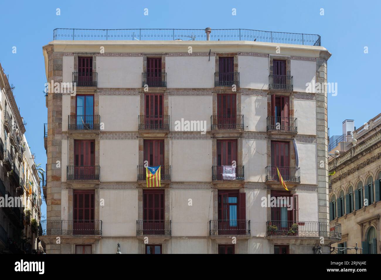 Barcelone, Espagne - 09 août 2023 Maison de ville historique de Barcelone avec drapeau catalan Banque D'Images