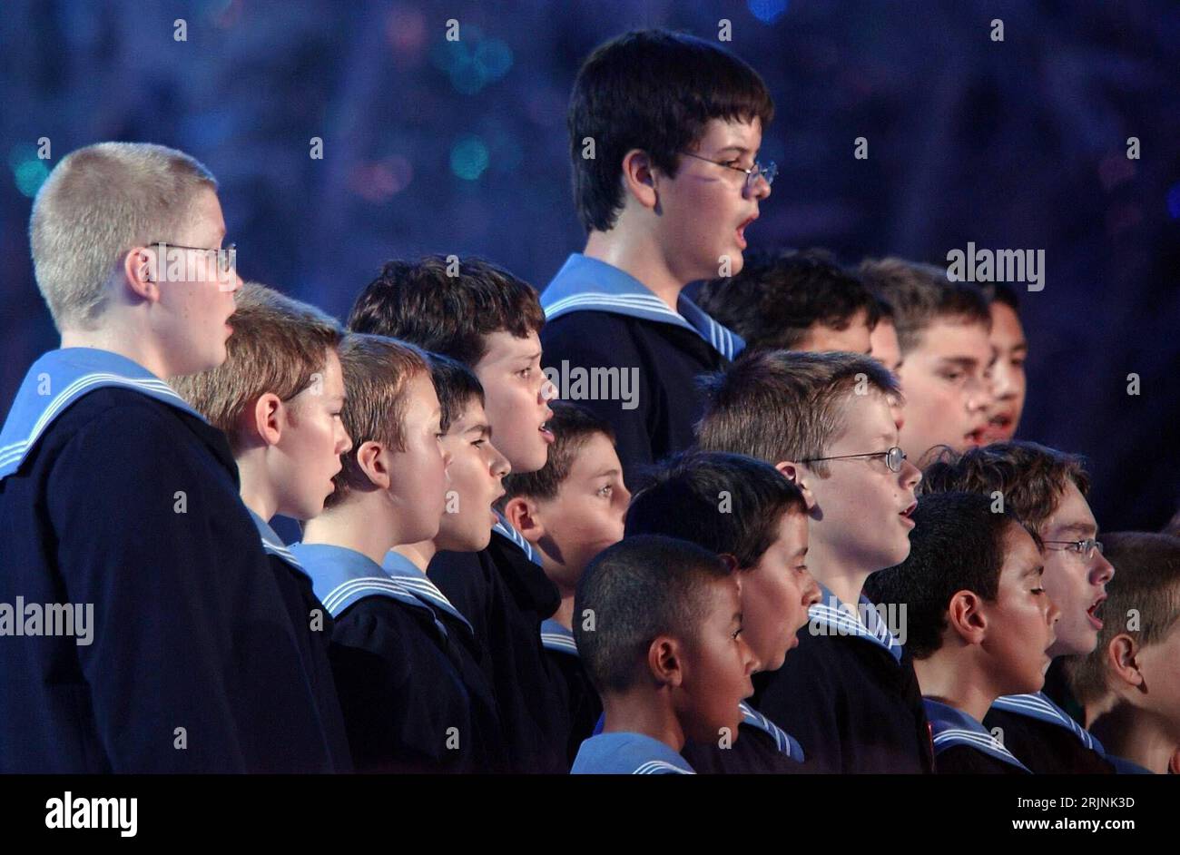 Bildnummer : 50957099 référence : 19.10.2005 Copyright : imago/Xinhua Wiener Sängerknaben (AUT) während der Eröffnungsfeier der 2. CHINA-ASEAN-EXPO in Nanning - PUBLICATIONxNOTxINxCHN, Personen ; 2005, Nanning, CAEXPO, Konzerte, Eröffnung, 2e, musique, Knabenchor, Knabenchöre, Chor, Chöre, Kinderchor, Kinderchöre, Junge, Jungen, Kinder ; , quer, Kbdig, totale, musique, Kunst, Seitenansicht, Perspektive, China, Aktion, People / Klassik Banque D'Images