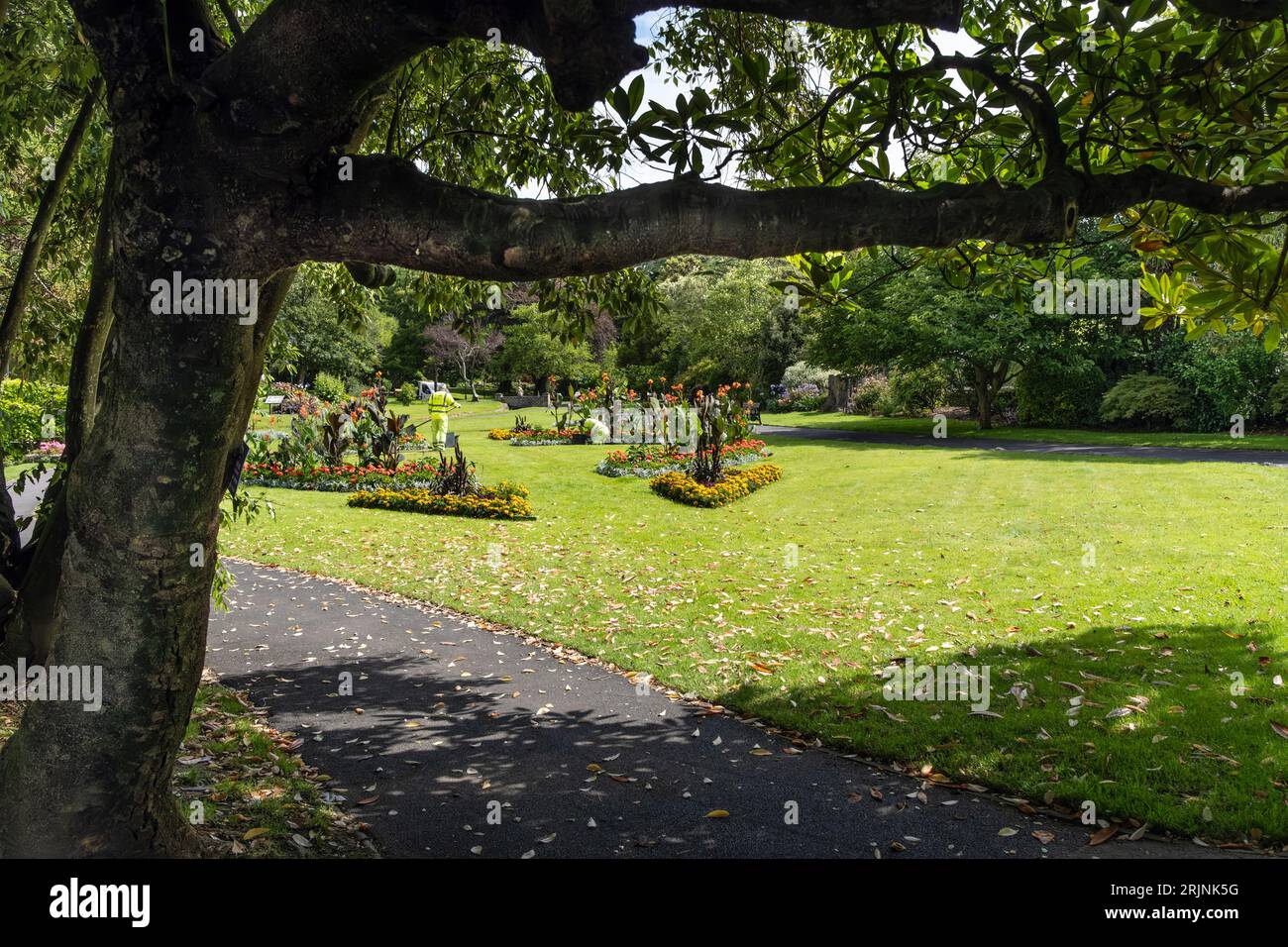 Les ouvriers de Cormac s'occupent des parterres de fleurs ornementales dans les jardins primés Trenance à Newquay en Cornouailles au Royaume-Uni. Banque D'Images