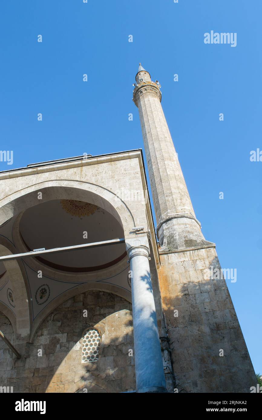 Caractéristiques de la mosquée Sinan Pacha, décorée avec un grand dôme et un grand minaret. La principale mosquée musulmane de la ville de Prizren, Kosovo, ex-Yougoslavie Banque D'Images
