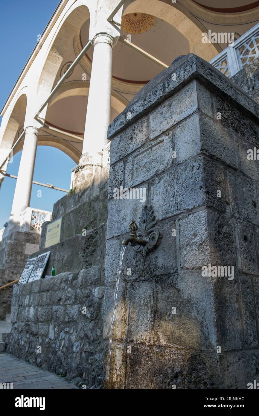 Caractéristiques de la mosquée Sinan Pacha, décorée avec un grand dôme et un grand minaret. La principale mosquée musulmane de la ville de Prizren, Kosovo, ex-Yougoslavie Banque D'Images