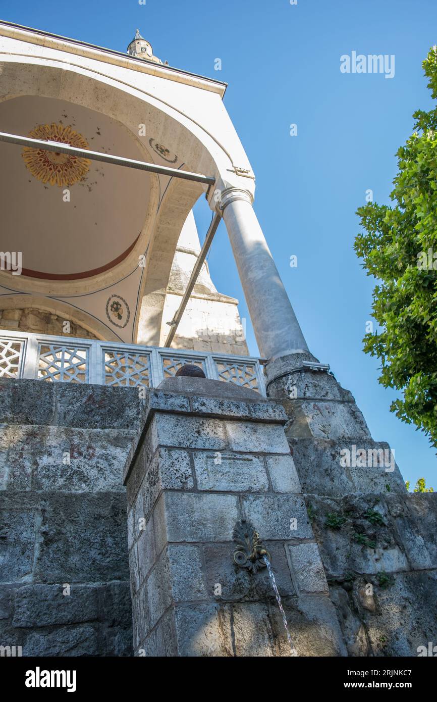 Caractéristiques de la mosquée Sinan Pacha, décorée avec un grand dôme et un grand minaret. La principale mosquée musulmane de la ville de Prizren, Kosovo, ex-Yougoslavie Banque D'Images