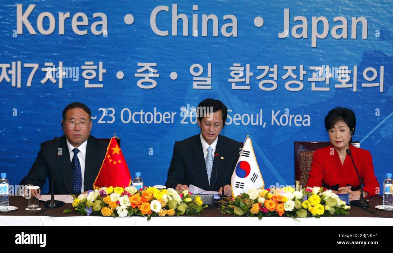 Bildnummer : 50960340 Datum : 23.10.2005 Copyright : imago/Xinhua V.l.N.r. : XIe Zhenhua (CHN/Umweltminister Chine), Lee Jae-yONG (KOR/Umweltminister Südkorea) und Yuriko Koike (JPN/Umweltministerin Japon) während der Pressekonferenz zum 7. Réunion tripartite des ministres de l'Environnement (TEMM) à Séoul - PUBLICATIONxNOTxINxCHN, Personen ; 2005, Südkorea, Séoul, Schriftzug, Pressetermin , Politiker, Politikerin, Ministre, Ministerin, Umwelt ; , quer, Kbdig, Gruppenbild, close, internationale Politik, Politik, Corée, Randbild, les gens Banque D'Images