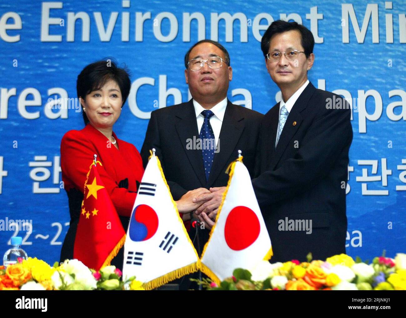 Bildnummer : 50960342 Datum : 23.10.2005 Copyright : imago/Xinhua V.l.N.r. : Yuriko Koike (JPN/Umweltministerin Japan), Xie Zhenhua (CHN/Umweltminister China) und Lee Jae-yONG (KOR/Umweltminister Südkorea) demonstrieren EINIGKEIT auf der Pressekonferenz zum 7. Réunion tripartite des ministres de l'Environnement (TEMM) à Séoul - PUBLICATIONxNOTxINxCHN ; 2005, Südkorea, Séoul, Pressetermin , Politiker, Politikerin, Ministerin, Umwelt, Zusammenhalt ; , quer, Kbdig, Gruppenbild, fermer, internationale Politik, Politik, Corée, Randbild, personnes / Personen Banque D'Images