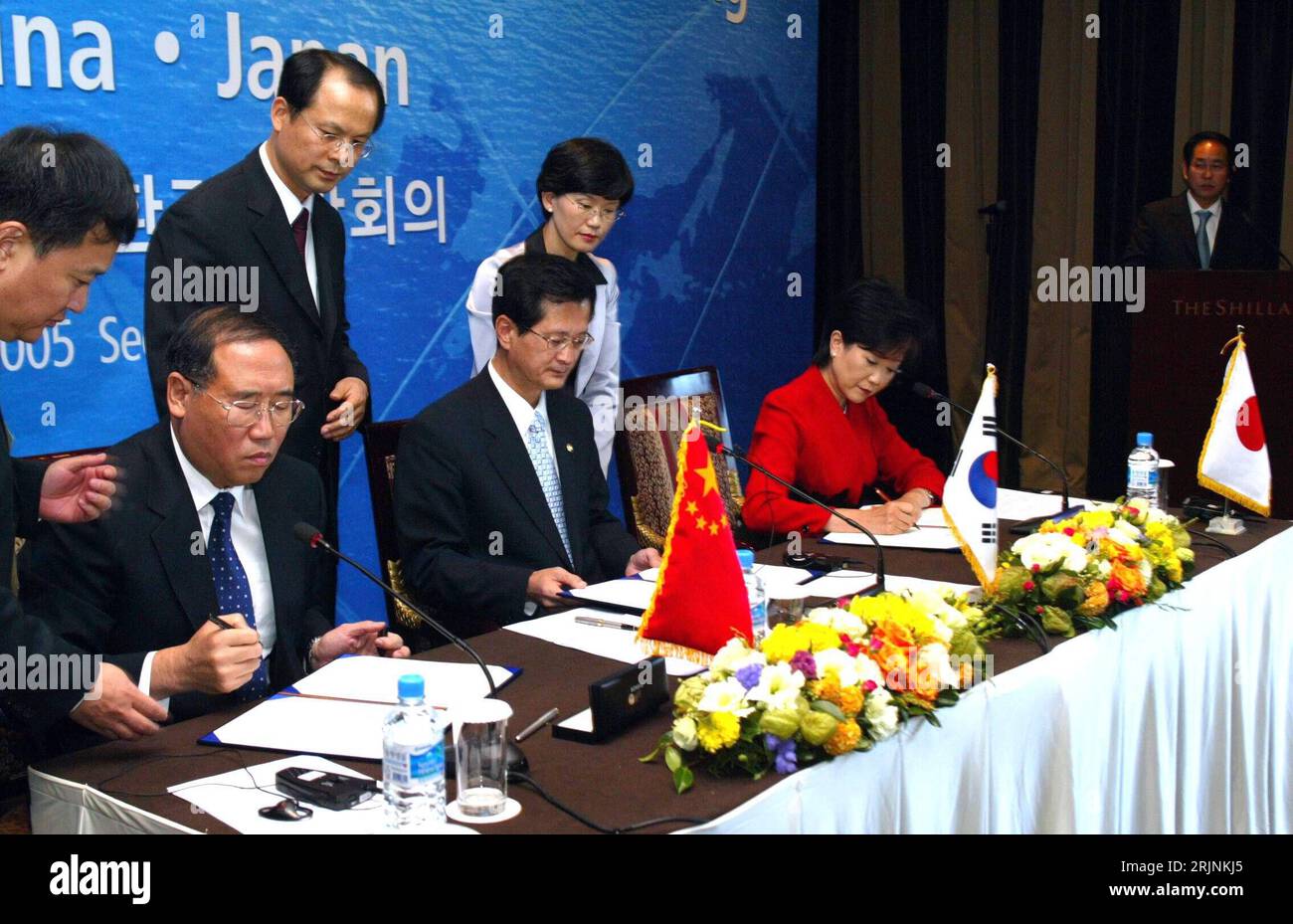 Bildnummer : 50960343 Datum : 23.10.2005 Copyright : imago/Xinhua Sitzend v.l.N.r. : XIe Zhenhua (CHN/Umweltminister), Lee Jae-yONG (KOR/Umweltminister Südkorea) und Yuriko Koike (JPN/Umweltministerin Japan) unteren eine gemeinsame auferf Pressenz 7. Réunion tripartite des ministres de l'Environnement (TEMM) à Séoul - PUBLICATIONxNOTxINxCHN, Personen ; 2005, Südkorea, Séoul, Pressetermin , Politiker, Politikerin, Ministre, Ministerin, Umwelt ; , quer, Kbdig, Gruppenbild, internationale Politik, Politik, Corée, Randbild, peuple Banque D'Images