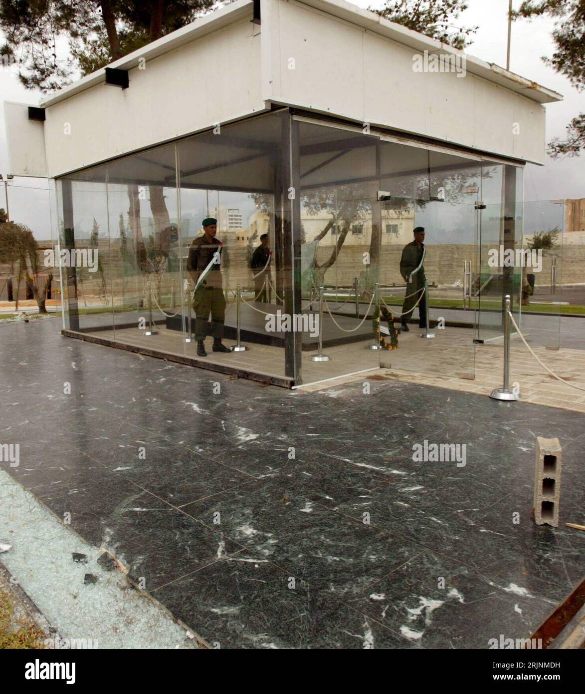 Bildnummer : 50969373 Datum : 31.10.2005 Copyright : imago/Xinhua Palästinensische Soldaten bewachen das Mausoleum von Jassir Arafat in Ramallah - PUBLICATIONxNOTxINxCHN, Personen , Gebäude, außen, Außenansicht; 2005, Ramallah, Westjanland, Mausoleen, Yasser, Sicherheitskräfte, Grab, Gräber, Grabmal, Grabmale, Grabstätte, Grabstätten, Ruhestätten, ; , hoch, Kbdig, Porträt, internationale Politik, , Militaer, Staat, peuple, , Israël, Palästina, palästinensische Autonomiegebie Bildnummer 50969373 Date 31 10 2005 Copyright Imago XINHUA soldats palestiniens gardent le Mausolée de Y. Banque D'Images