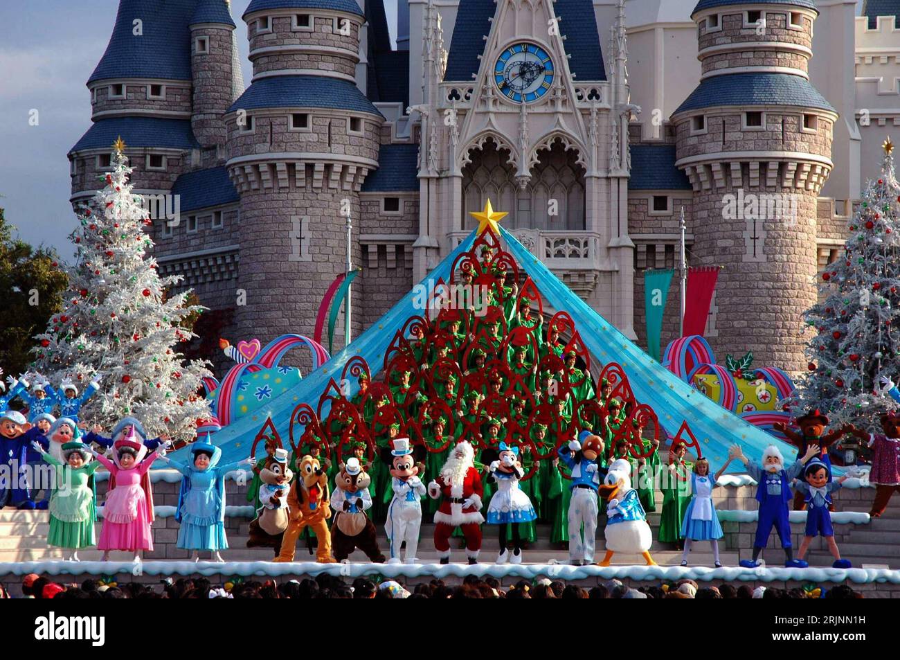 Bildnummer : 50978078 Datum : 07.11.2005 Copyright : imago/Xinhua Disney-Figuren präsentieren gemeinsam mit dem Weihnachtsmann (Mitte) ihre neue Show anlässlich der Eröffnung der Weihnachtssaison 2005 im Tokyo Disney Resort - PUBLICATIONxNOTxINxCHN, Personen ; 2005, Tokio, spectacles, Weihnachtshow, Weihnachten, Saisoneröffnung, Eröffnung, Urayasu, Themenpark, Freizeitpark, Erlebnispark, Disneyland, figur, Figuren, Mickey Mouse, Minnie, Micky Maus, Pluton, Donald Duck, Dingo, Pinocchio ; , quer, Kbdig, totale, Japon, , Banque D'Images