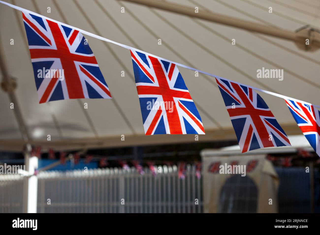 Guirlande de drapeaux britanniques pour célébrer l'anniversaire du roi. Banque D'Images