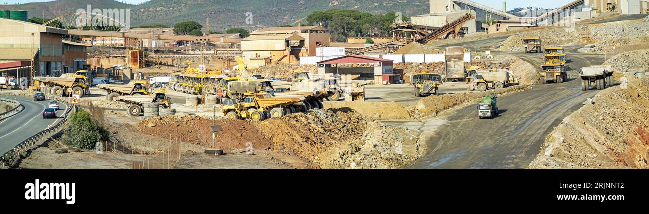 Les camions à benne basculante chargés qui roulent dans la mine de Cerro, Colorado Banque D'Images