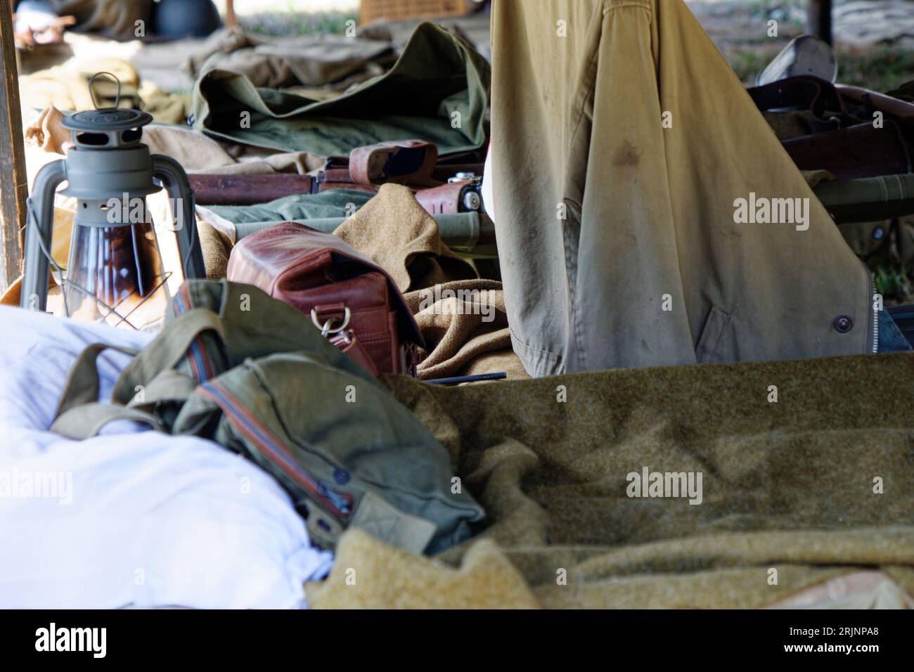 Une tente militaire camouflée installée à l'extérieur, avec des vêtements vert armée Banque D'Images