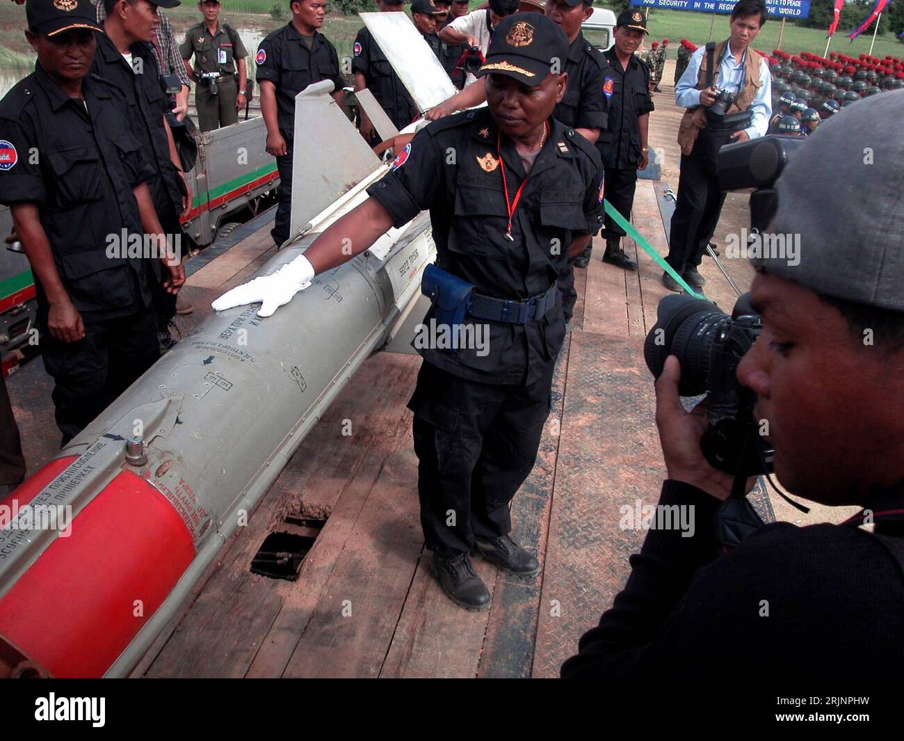 Bildnummer : 50991476 Datum : 18.11.2005 Copyright : imago/Xinhua Kambodschanische Militärs zeigen der presse ihre kürzlich auf einer Militärbasis (wieder-)entdeckten Raketen vom Typ C-125M (sa-3) in Kompong Speu - PUBLICATIONxNOTxINxCHN, Personen , Objekte ; 2005, Kompong Speu Rakete, Soldat, Soldaten ; , quer, Kbdig, Gruppenbild, Kambodscha, , Militaer, Staat, Banque D'Images