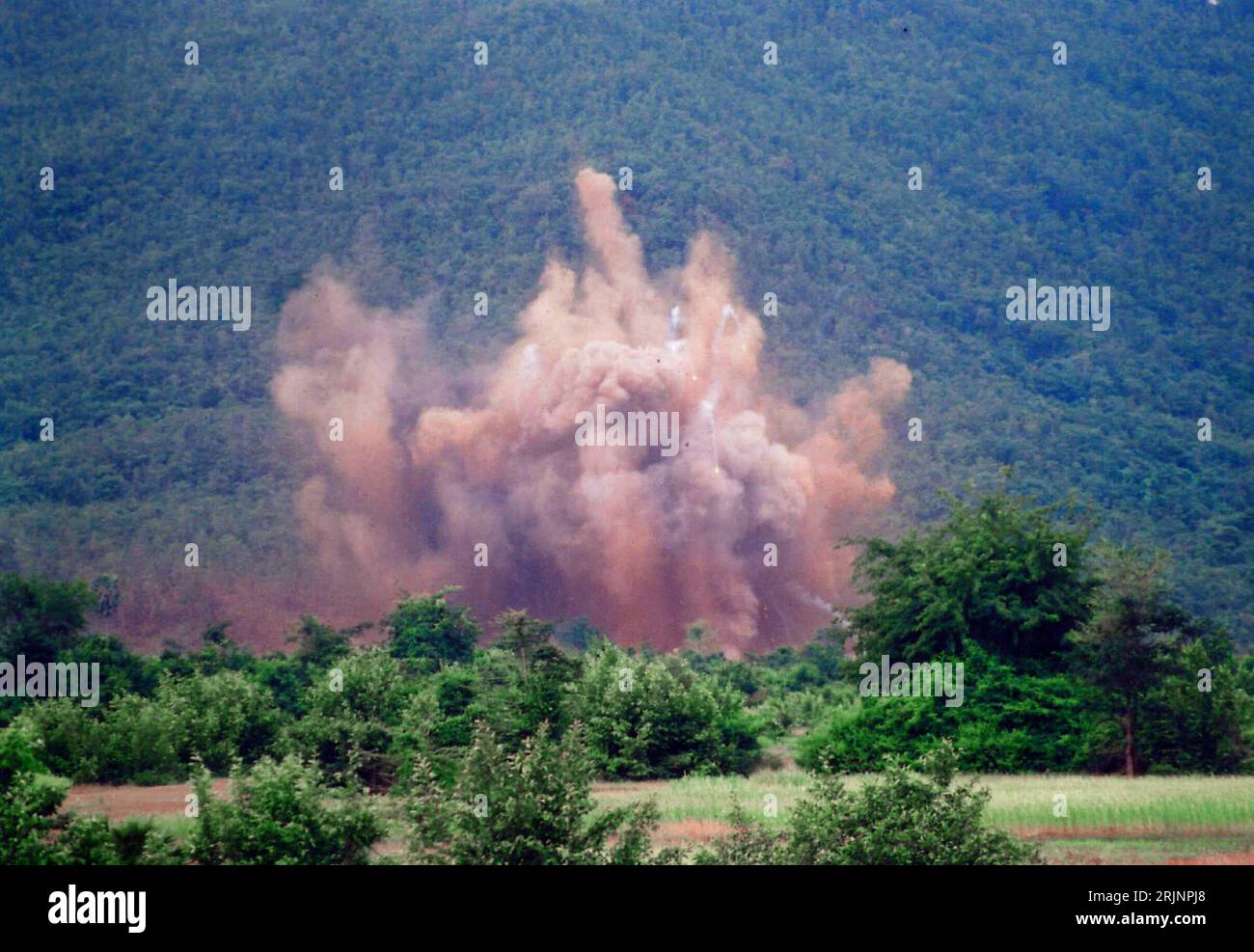 Bildnummer : 50991482 Datum : 18.11.2005 Copyright : imago/Xinhua Kambodschanische Militärs zerstören eine kürzlich auf einer Militärbasis (wieder-)entdeckte Rakete vom Typ C-125M (sa-3) in Kompong Speu - PUBLICATIONxNOTxINxCHN, Landschaft ; 2005, Kompong Speu, Raketen, Raketen, Zerstörung, sprengen, Sprengung, explosion, qualm, Rauch, Rauchwolke, Qualmwolke ; Kbdig, totale, Kambodscha, , Banque D'Images