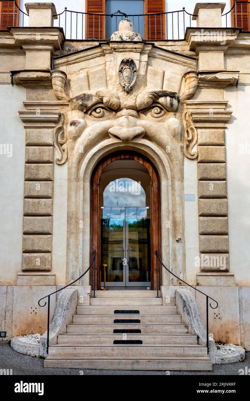 Porte monstrueuse du Palazzo Zuccari, Rome, Italie Banque D'Images