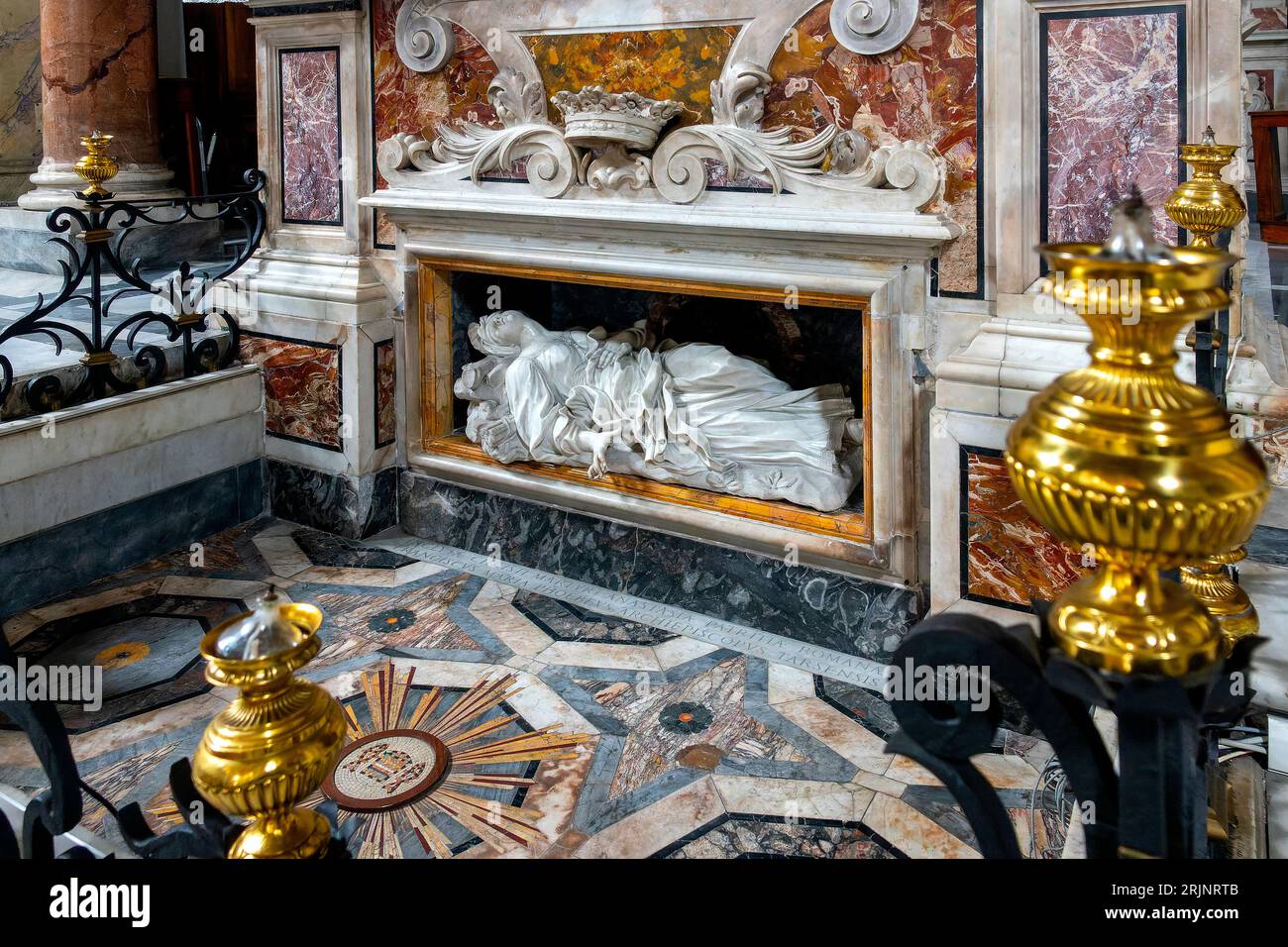 Statue de l'autel principal de l'église de Santa Anastasia al Palatino, Rome, Italie Banque D'Images