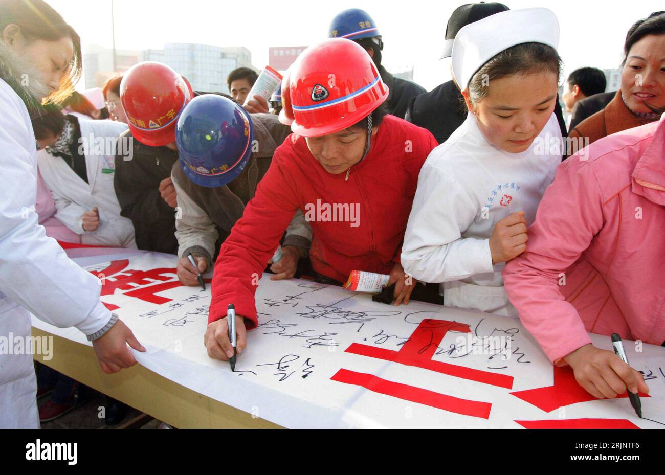 Bildnummer : 51006482 Datum : 01.12.2005 Copyright : imago/Xinhua Arbeiterinnen unterschreiben auf einem Plakat mit dem Schriftzug STOPPT AIDS. HALTET DAS VERSPRECHEN anlässlich des 18. Welt-AIDS-Tages in Shangqiu - PUBLICATIONxNOTxINxCHN , Personen ; 2005, Henan, Shangqiu, tag, VIH, , , Plakate, transparent, transparente, Prävention, Arbeiterin, Arbeiter, démonstration, Demonstrationen, unterschreibt, ; , quer, Kbdig, Gruppenbild, close, Chine, , Gesundheit / Frauen Banque D'Images