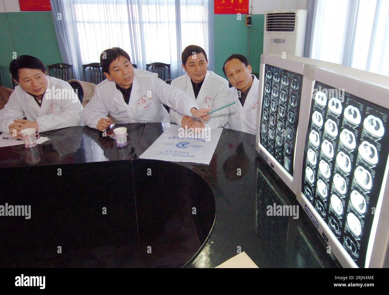 Bildnummer : 51033535 Datum : 17.12.2005 Copyright : imago/Xinhua Mediziner erläutert anhand von Röntgenaufnahmen seinen Kollegen den jüngsten Fall der Erkrankung eines Menschen am H5N1-virus in Shangxi - PUBLICATIONxNOTxINxCHN, Personen ; 2005, Suichuan, Provinz Jiangxi, Vogelgrippe, Vogelseuche, Epidemie, Epidemien, Seuche, Seuchen, Seuchengefahr, Seuchengefahren, Vogelkrankheit, Vogel-virus, Vogelgrippevirus, Grippevirus, Arzt, Ärzte, bératen, Beratung, beratend, Gespräch, Gespräche, Röntgenbild, Röntgenbilder, Röntgenaufnahme, Röntgenaufnahmen, Leuchtkasten; quer, Kbdig, Gruppenbild, Chine Banque D'Images