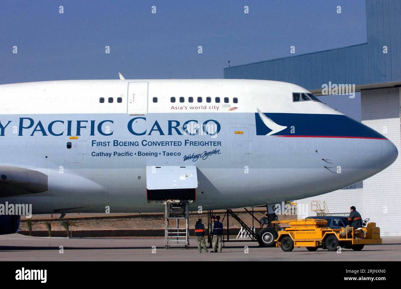 Bildnummer : 51033766 Datum : 20.12.2005 Copyright : imago/Xinhua Frachtflugzeug Boeing 747-400 BCF Cathy Pacific Airways in Xiamen PUBLICATIONxNOTxINxCHN, Objekte ; 2005, Xiamen, Flugzeug, Flugzeuge, Frachtflugzeuge, Frachtflugzeug, Fluggesellschaften, Fluggesellschaften, compagnie aérienne, compagnies aériennes,, Fluglinie, Schriftzug ; , quer, Kbdig, Einzelbild, fermer, transport, Logistik, Wirtschaft, Chine, , Luftfahrt, Verkehr, / 400BCF, Boeing converti Freighter, Umbau, Umnutzung, Transportflugzeug, Transportflugzeuge, Cargo Banque D'Images