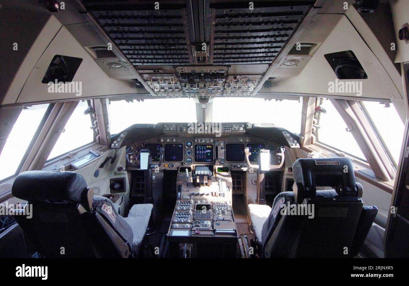 Bildnummer : 51033768 Datum : 20.12.2005 Copyright : imago/Xinhua Cockpit einer Boeing 747-400 BCF der Cathy Pacific Airways in Xiamen PUBLICATIONxNOTxINxCHN, Innen, Innenansicht ; 2005, Xiamen, Flugzeug, Flugzeuge, Frachtflugzeuge, Frachtflugzeug, cockpits, , quer, Kbdig, Einzelbild, Chine, , Luftfahrt, Verkehr, / 400BCF, Boeing Converted Freighter, Umbau, Umnutzung, Transportflugzeug, Transportflugzeuge, Flugzeugcockpit, Flugzeugcockpits Banque D'Images