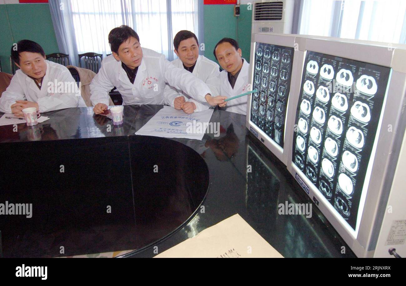 Bildnummer : 51033533 Datum : 17.12.2005 Copyright : imago/Xinhua Mediziner erläutert anhand von Röntgenaufnahmen seinen Kollegen den jüngsten Fall der Erkrankung eines Menschen am H5N1-virus in Shangxi - PUBLICATIONxNOTxINxCHN, Personen ; 2005, Suichuan, Provinz Jiangxi, Vogelgrippe, Vogelseuche, Epidemie, Epidemien, Seuche, Seuchen, Seuchengefahr, Seuchengefahren, Vogelkrankheit, Vogel-virus, Vogelgrippevirus, Grippevirus, Arzt, Ärzte, bératen, Beratung, beratend, Gespräch, Gespräche, Röntgenbild, Röntgenbilder, Röntgenaufnahme, Röntgenaufnahmen, Leuchtkasten; quer, Kbdig, Gruppenbild, Chine Banque D'Images